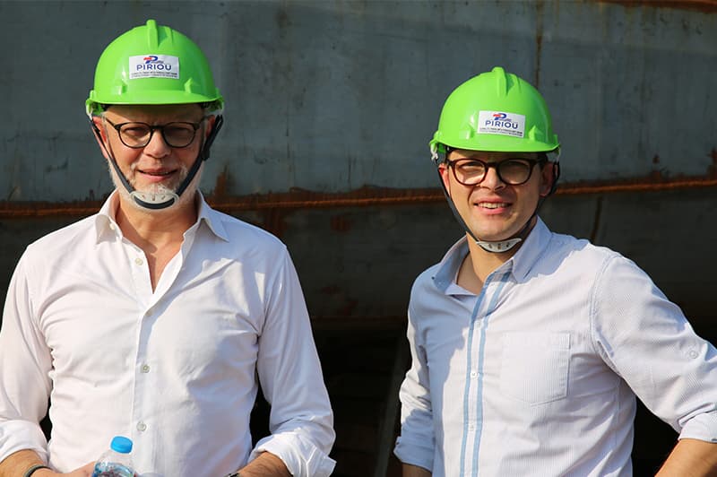 Édouard Philippe visite le chantier du futur voilier-cargo de TOWT au Vietnam