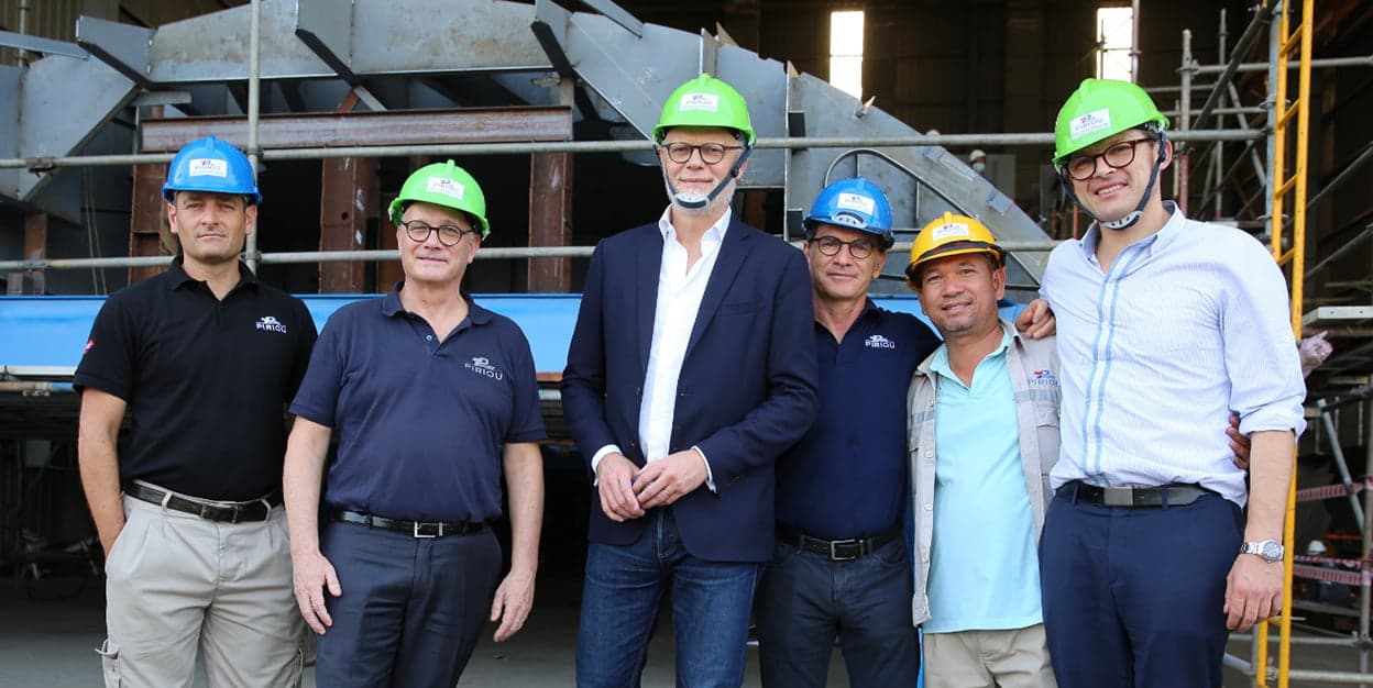 Visite d'Édouard Philippe à TOWT sur le chantier naval Nha May X51 de Piriou à Ho Chi Minh-Ville.