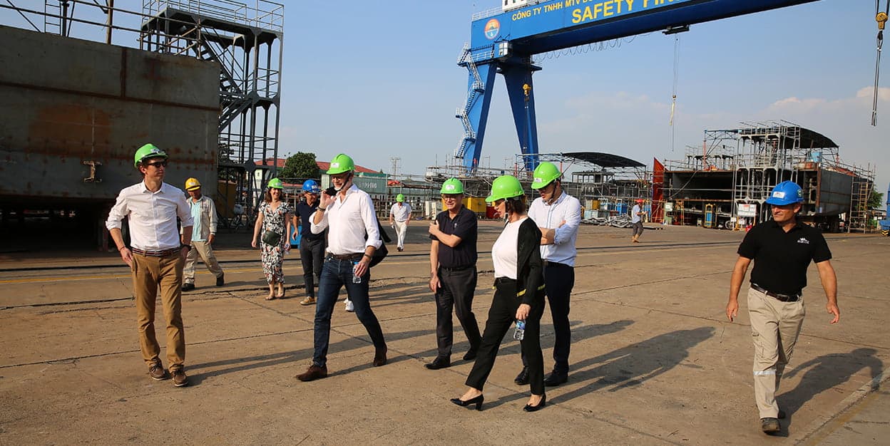 Visite d'Édouard Philippe à TOWT sur le chantier naval Nha May X51 de Piriou à Ho Chi Minh-Ville.