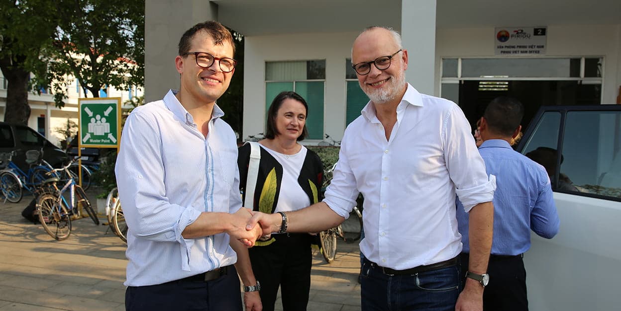 Visite d'Édouard Philippe à TOWT sur le chantier naval Nha May X51 de Piriou à Ho Chi Minh-Ville.